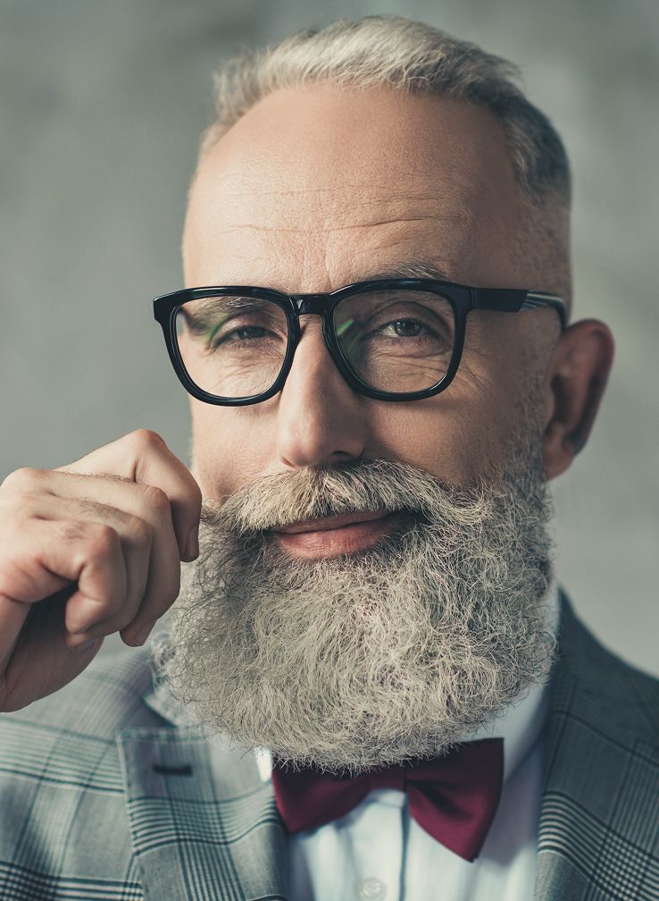 Gentleman mit stylischer Brille und Bart