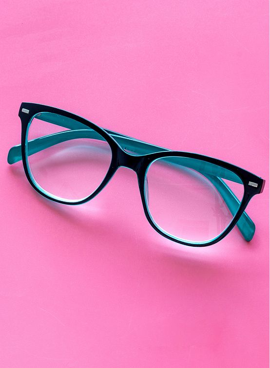 Moderne Brille auf pinkem Hintergrund